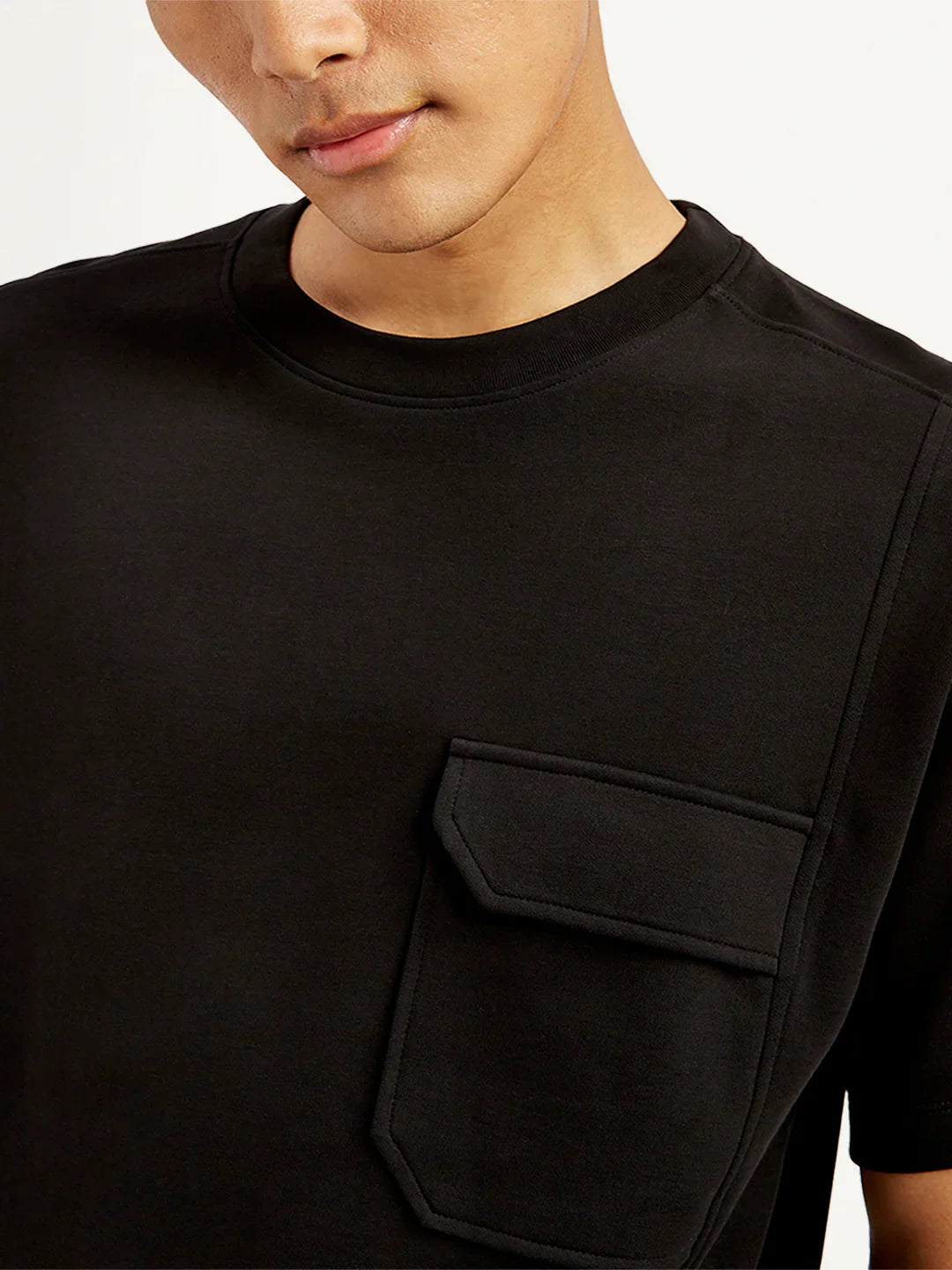 Levi's Men Solid Crew Neck Utility T-Shirt